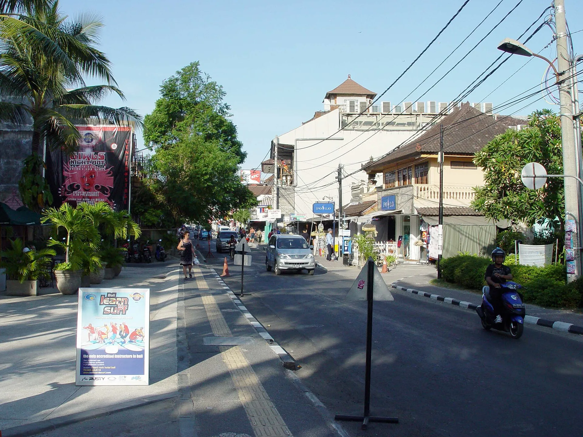Kuta – pláž a turistická čtvrť — foto 2