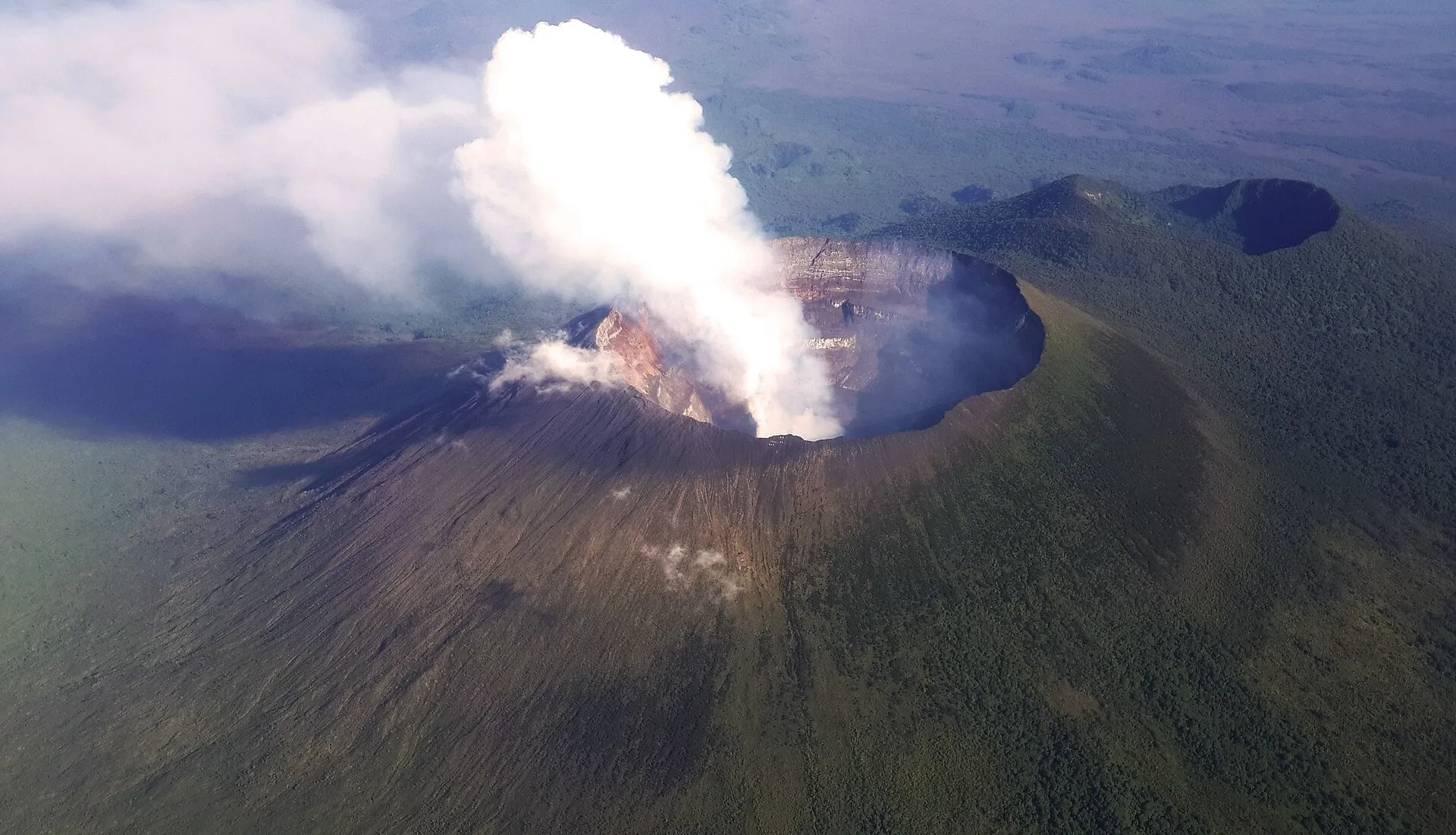 Nyiragongo a jezero Kivu — foto 1